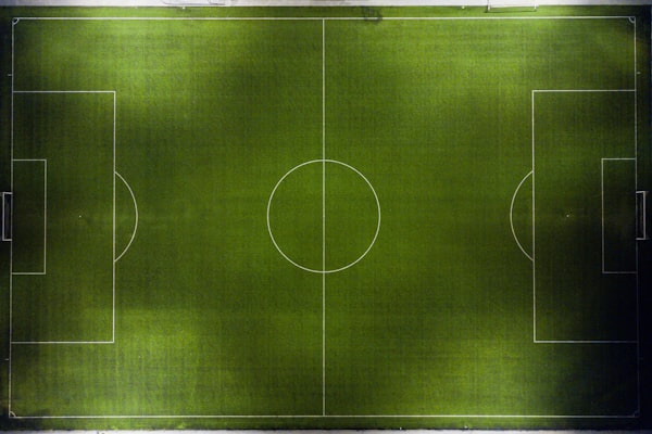 国际人团队在全球地图前协作讨论，象征我们的国际视野