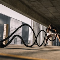 足球明星凯文·德布劳内带球突破的特写照片